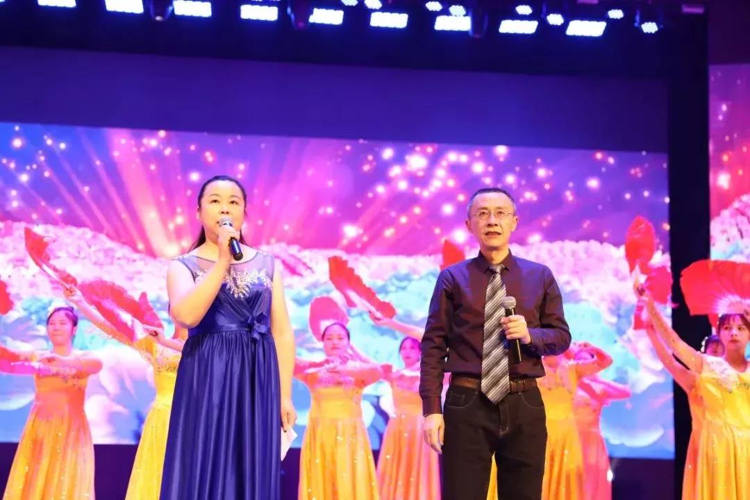 (图为杨冬梅、向小奇与17药学班歌伴舞)