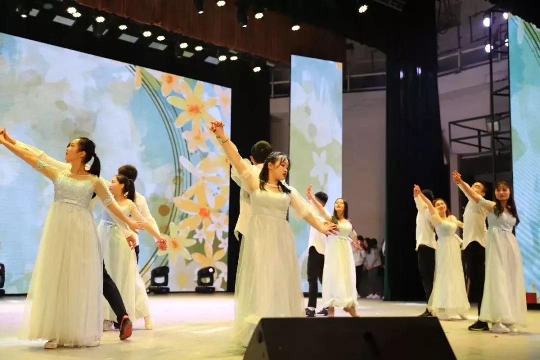 (图为学生会开场舞)