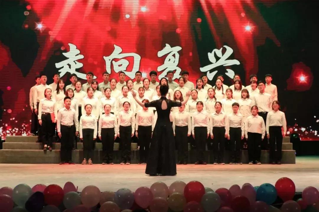 (图为党支部大合唱)
