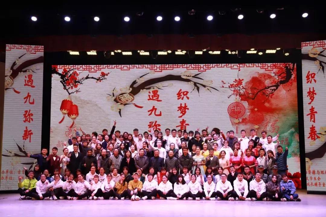 (图为图为领导、老师、演员及工作人员合影留念)